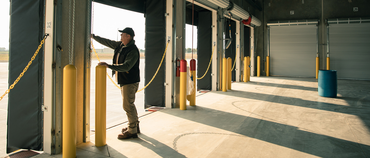 DockWorker_RollingUpDoor_Empty_SlightSilhouette_Hero_R.jpg
